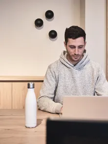 Ragazzo in spazio coworking AMA Stay nelle Dolomiti