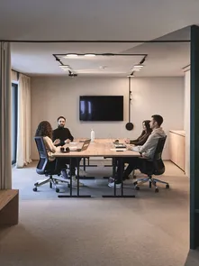 Riunione nella sala meeting dello spazio coworking di AMA Stay nelle Dolomiti