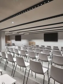 Sala per conferenze nel coworking hotel AMA Stay in Trentino Alto Adige