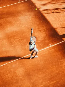 Tennisspieler beim Aufschlag im Tennis Urlaub in Südtirol