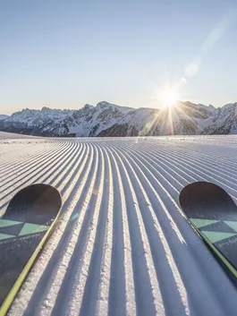 Sonnenaufgang auf den perfekt präparierten Skipisten von St. Vigil in Enneberg