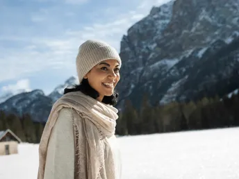 Winterwandern im Naturpark Fanes-Sennes-Prags nahe St. Vigil durch verschneite Wälder