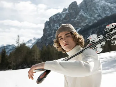Skifahren am Kronplatz bei St. Vigil mit breiten Pisten und Blick auf die Dolomiten im Winter