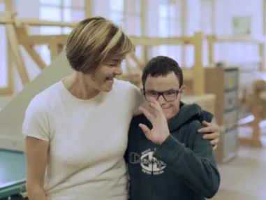 Strukturleiterin manuela winkler mit einem betreuten der werkstatt la spona bei den filmarbeiten ausschnitt aus dem kurzfilm e1689425848146