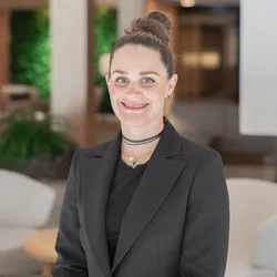 Giulia AMA Stay Portrait 2025 bearb