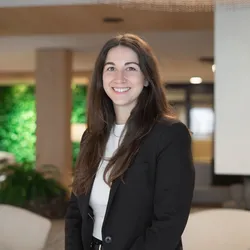 Nadia AMA Stay Portrait 2025 bearb 1